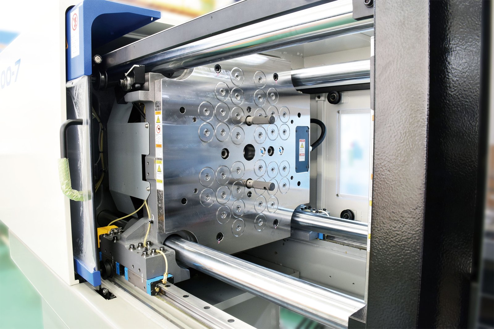 KOSMEK mould clamping installation on an injection moulding machine